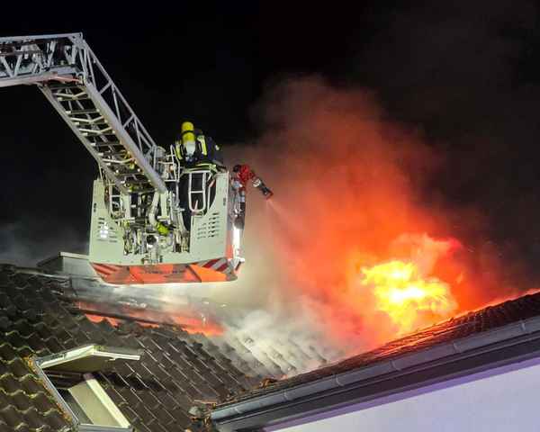 FW Celle: Dachstuhlbrand in Groß Hehlen - Einsatzende (Gesamtbericht)