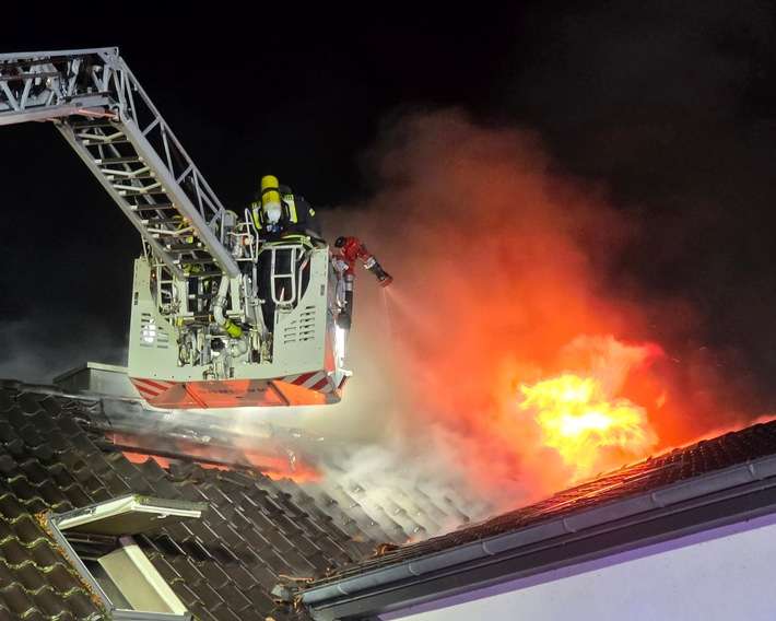 FW Celle: Dachstuhlbrand in Groß Hehlen - Einsatzende (Gesamtbericht)