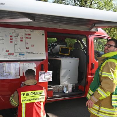 FW LK Esslingen: Groß angelegte Übung des Gemeindeverwaltungsverband Reichenbach an der Fils im Gewerbegebiet Leintel.