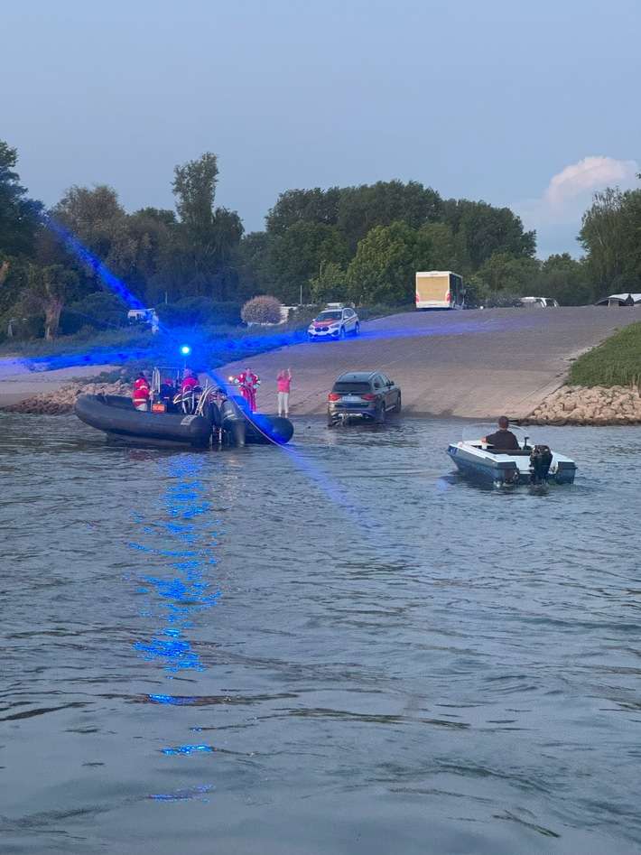 FW-NE: Havarie auf dem Rhein | Technischer Defekt führt zur Manövrierunfähigkeit eines Sportbootes