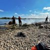 FW-NE: Kurioser Einsatz am Rhein | Brennender Heuballen im Wasser sorgt für Feuerwehreinsatz