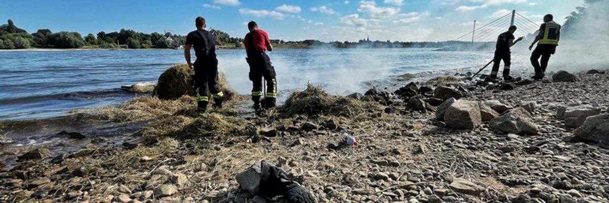FW-NE: Kurioser Einsatz am Rhein | Brennender Heuballen im Wasser sorgt für Feuerwehreinsatz