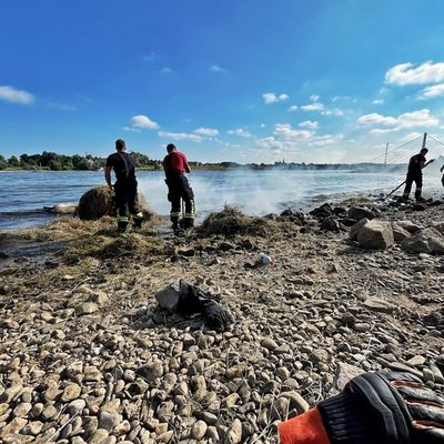 FW-NE: Kurioser Einsatz am Rhein | Brennender Heuballen im Wasser sorgt für Feuerwehreinsatz