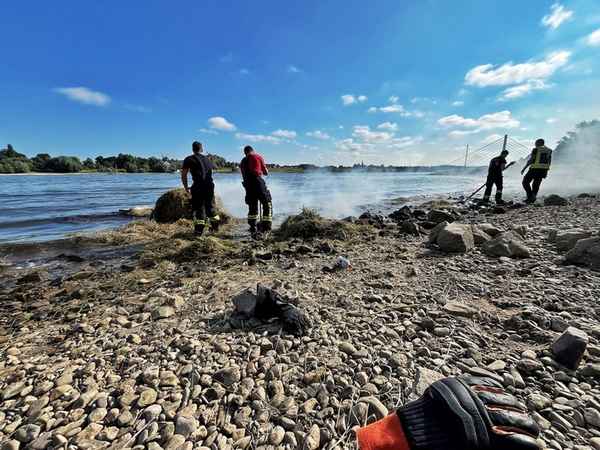 FW-NE: Kurioser Einsatz am Rhein | Brennender Heuballen im Wasser sorgt für Feuerwehreinsatz