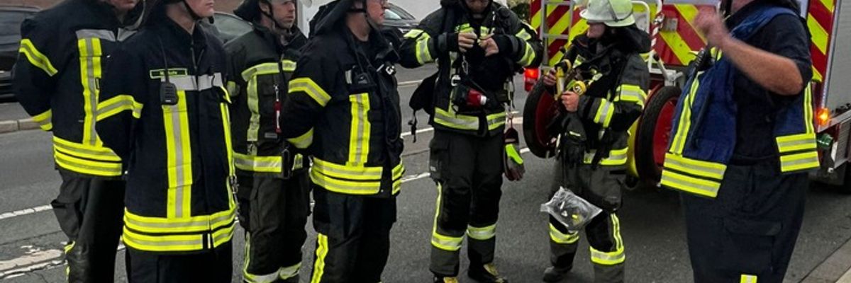 FW Ense: Gemeinsame Übung bei Auto Große: Feuerwehr Ense und Feuerwehr Arnsberg trainieren Hand in Hand