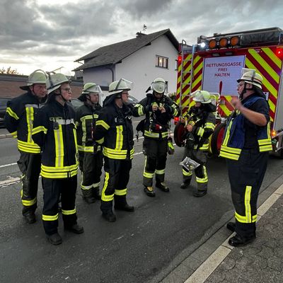 FW Ense: Gemeinsame Übung bei Auto Große: Feuerwehr Ense und Feuerwehr Arnsberg trainieren Hand in Hand