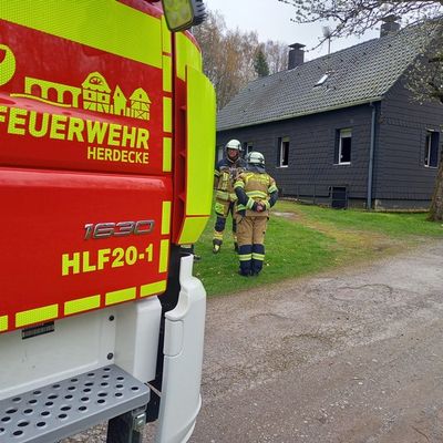 FW-EN: Feuerwehr Herdecke bei Wohnungsbrand im Einsatz - Rauchmelder zeigen Wirkung - Enorme Rußausbreitung im Gebäude durch Schwelbrand