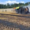 FW Lügde: Landwirtschaftliche Fläche und Gerät in Brand geraten