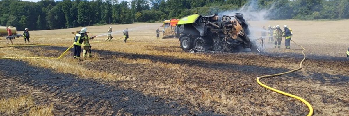 FW Lügde: Landwirtschaftliche Fläche und Gerät in Brand geraten