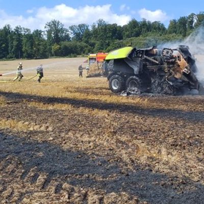 FW Lügde: Landwirtschaftliche Fläche und Gerät in Brand geraten