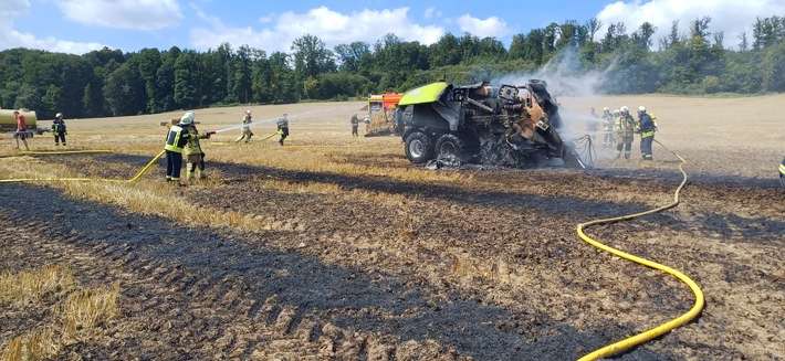 FW Lügde: Landwirtschaftliche Fläche und Gerät in Brand geraten
