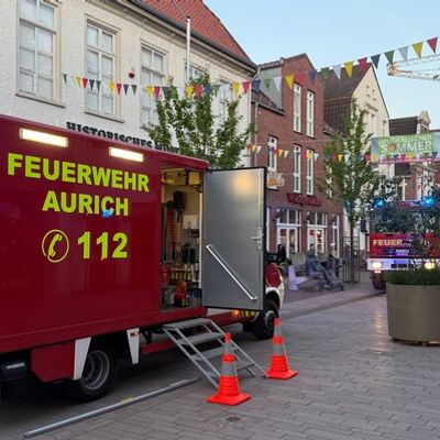 FW-AUR: Flammenüberschlag bedroht mehrere Gebäude