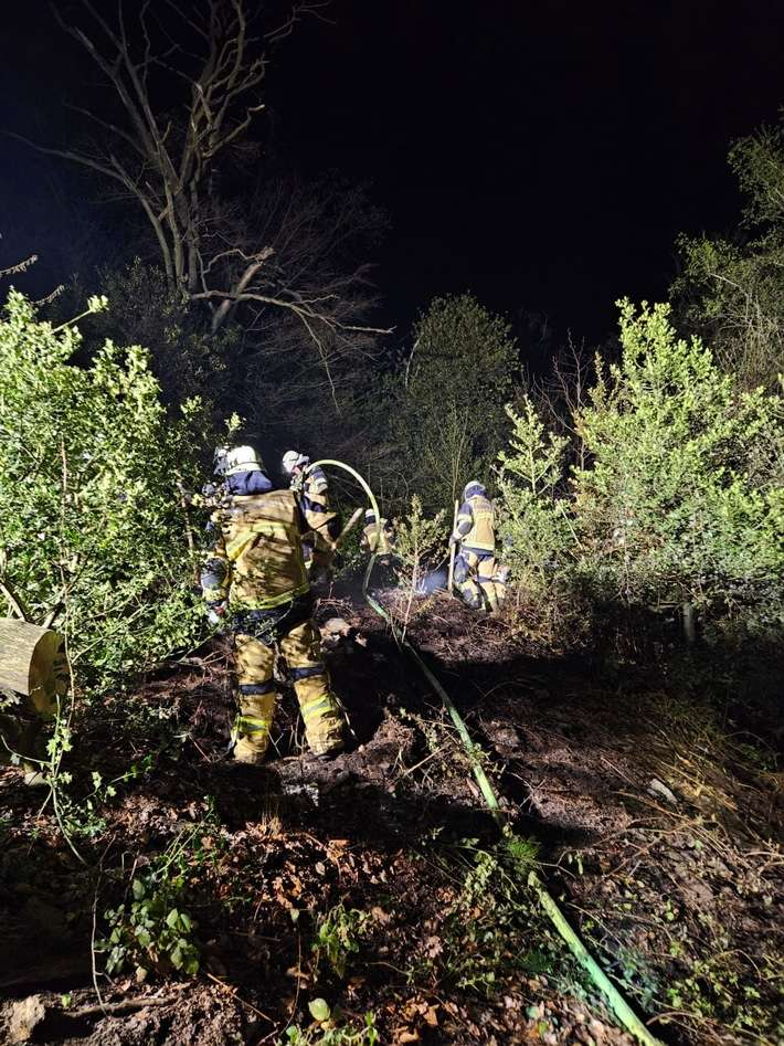 FW-E: Nächtlicher Waldbrand in steilem Gelände - Feuerwehr im Großeinsatz