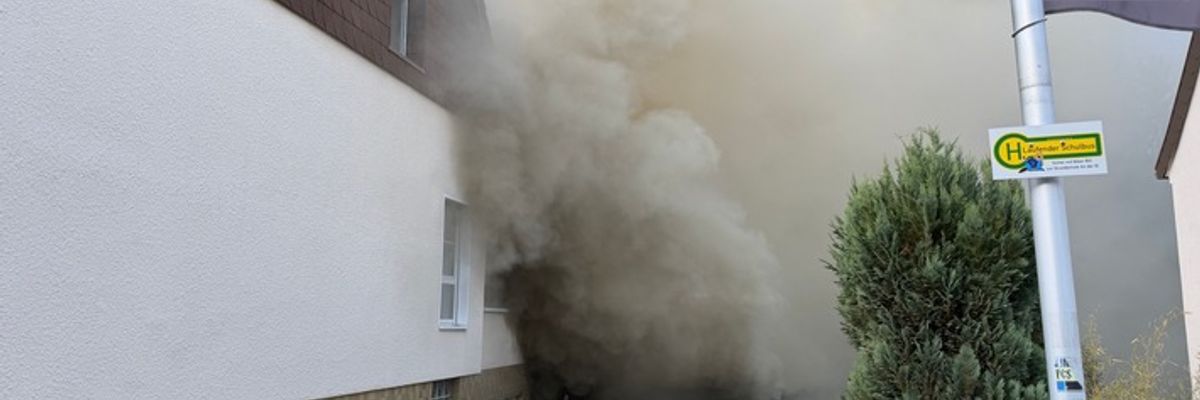 FW LK Neunkirchen: Brand einer Lagerhalle in Hüttigweiler - Feuerwehr verhindert übergreifen auf Nachbargebäude