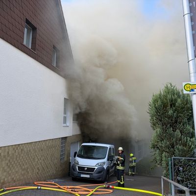 FW LK Neunkirchen: Brand einer Lagerhalle in Hüttigweiler - Feuerwehr verhindert übergreifen auf Nachbargebäude