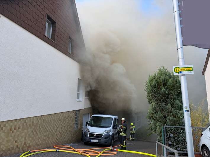 FW LK Neunkirchen: Brand einer Lagerhalle in Hüttigweiler - Feuerwehr verhindert übergreifen auf Nachbargebäude