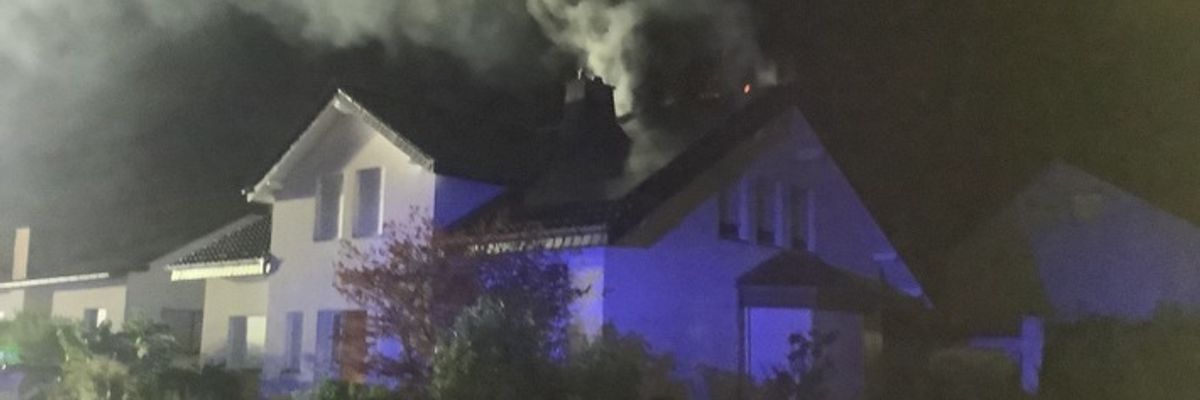 FW Paderborn: Dachstuhlbrand in einem Einfamilienhaus im Ortsteil Elsen