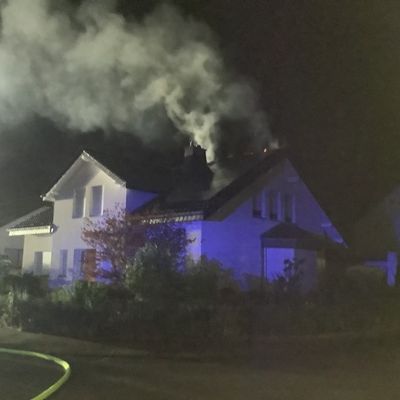 FW Paderborn: Dachstuhlbrand in einem Einfamilienhaus im Ortsteil Elsen