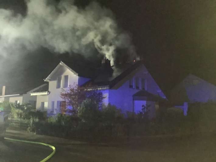 FW Paderborn: Dachstuhlbrand in einem Einfamilienhaus im Ortsteil Elsen