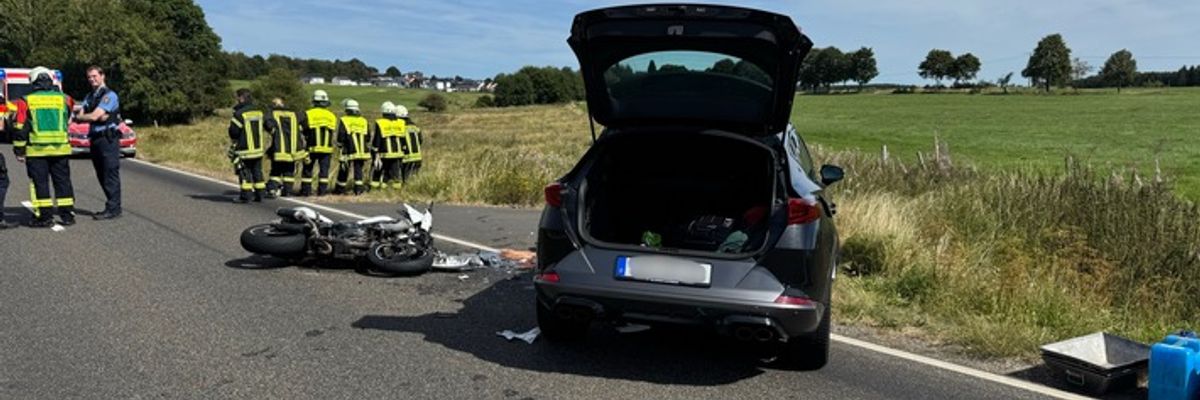 FW VG Westerburg: Schwerer Verkehrsunfall auf Bundesstraße 255 - Motorrad kollidiert mit PKW