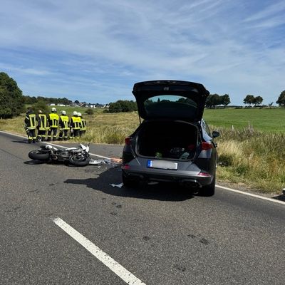 FW VG Westerburg: Schwerer Verkehrsunfall auf Bundesstraße 255 - Motorrad kollidiert mit PKW