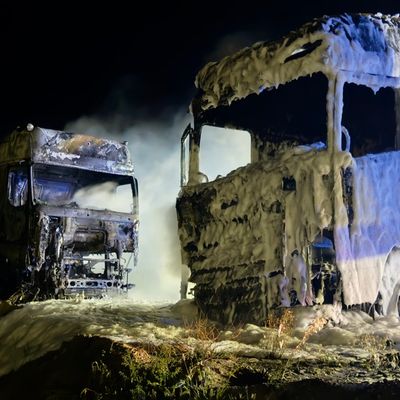 FW-OLL: Zwei Lkw auf Firmengelände in Vollbrand - Gefahr durch berstende Reifen