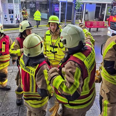 FW Grevenbroich: Feuerwehr rettet zwölf Personen bei Kellerbrand in Grevenbroich