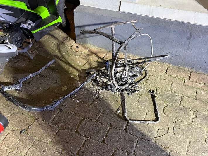 FW-OLL: Heiligabend: Dramatischer Feuerwehreinsatz im historischen Bahnhofsgebäude - 13 Menschen und zwei Hunde gerettet
