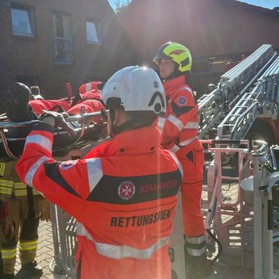 FW-OLL: Ausbildungstag der Johanniter-Auszubildenden bei der Feuerwehr Großenkneten