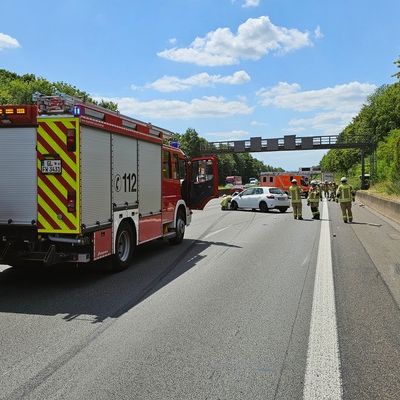 FW Burscheid: Verkehrsunfall sorgt für Stau auf Autobahn