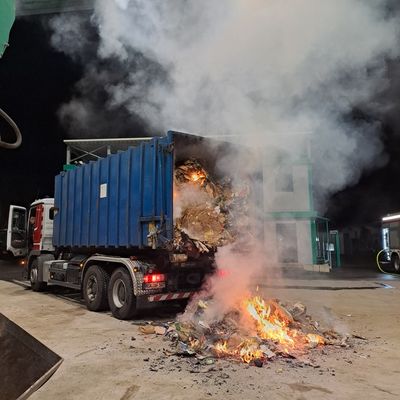 FW-AR: Brennender Papiercontainer in Anlieferungshalle eines Discounters in Hüsten