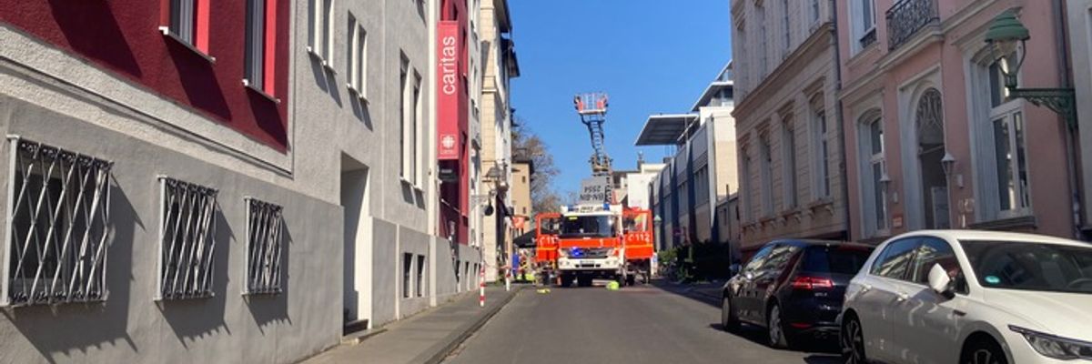 FW-BN: Wohnungsbrand in Dachgeschosswohnung - Bewohnerin in letzter Sekunde durch die Feuerwehr von Balkon gerettet