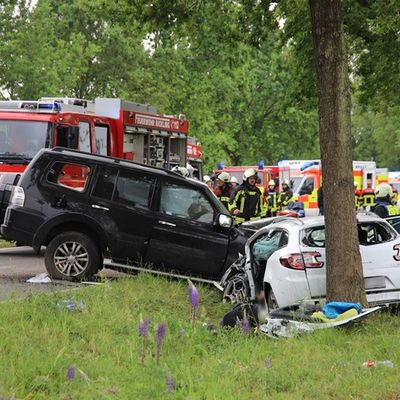 FW-SE: Schwerer Verkehrsunfall zwischen drei Personenkraftwagen