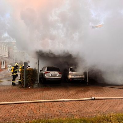 FW-AUR: Brennende Autos greifen auf Unterstand über