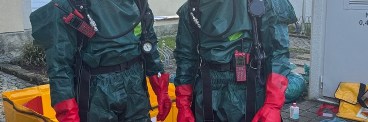 FW Dresden: ABC-Einsatz in einem Labor - Flüssigkeit tritt aus