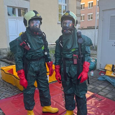 FW Dresden: ABC-Einsatz in einem Labor - Flüssigkeit tritt aus