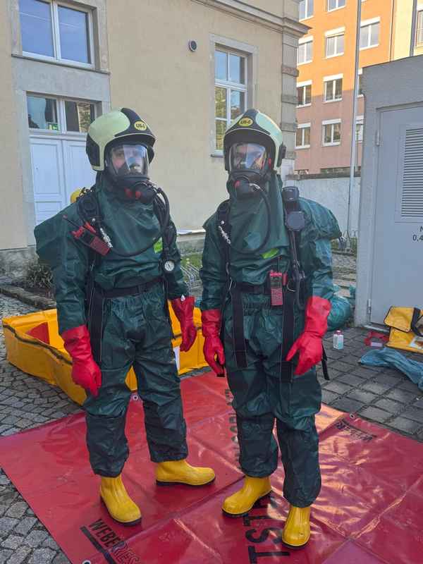 FW Dresden: ABC-Einsatz in einem Labor - Flüssigkeit tritt aus