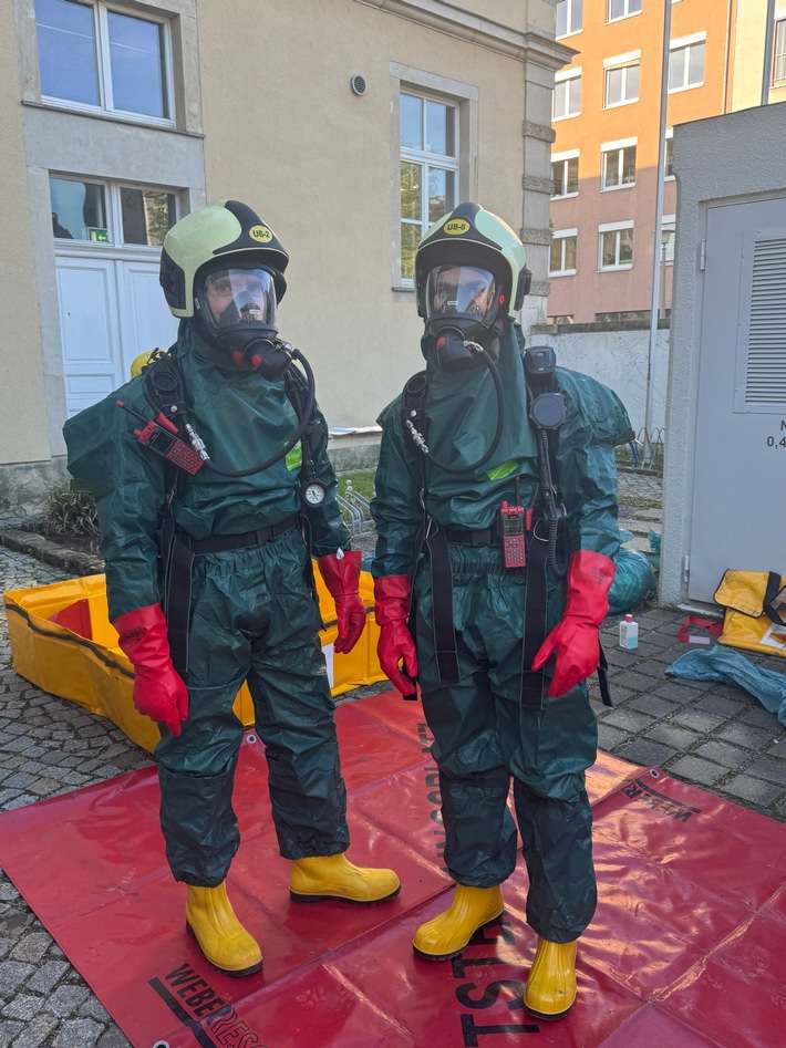 FW Dresden: ABC-Einsatz in einem Labor - Flüssigkeit tritt aus