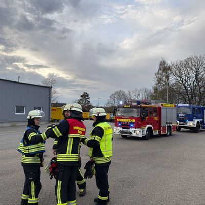 FW-AUR: Feuerwehren und THW gemeinsam bei Übung gefordert