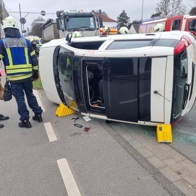 FW Dinslaken: Zwei Verkehrsunfälle beschäftigen Feuerwehr Dinslaken am Dienstagvormittag