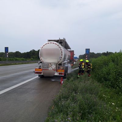 FW-ROW: Heißgelaufene Lkw-Bremse sorgt für Feuerwehreinsatz auf der A1
