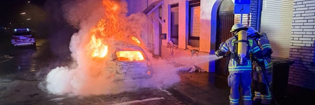 Feuerwehr Goch: Brandstiftung: PKW-Brand droht auf Wohnhaus überzugreifen