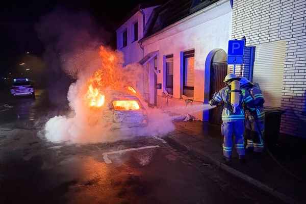 Feuerwehr Goch: Brandstiftung: PKW-Brand droht auf Wohnhaus überzugreifen
