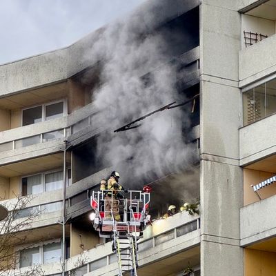 FW-GL: Feuerwehr rettet zwei Kinder bei Hochhausbrand im Stadtteil Gronau - Eine Person schwer und fünf leicht verletzt. 55 betroffene Personen betreut