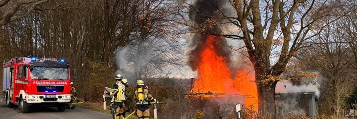 FW-E: Brand einer Gartenlaube in Essen-Schuir - keine Verletzten