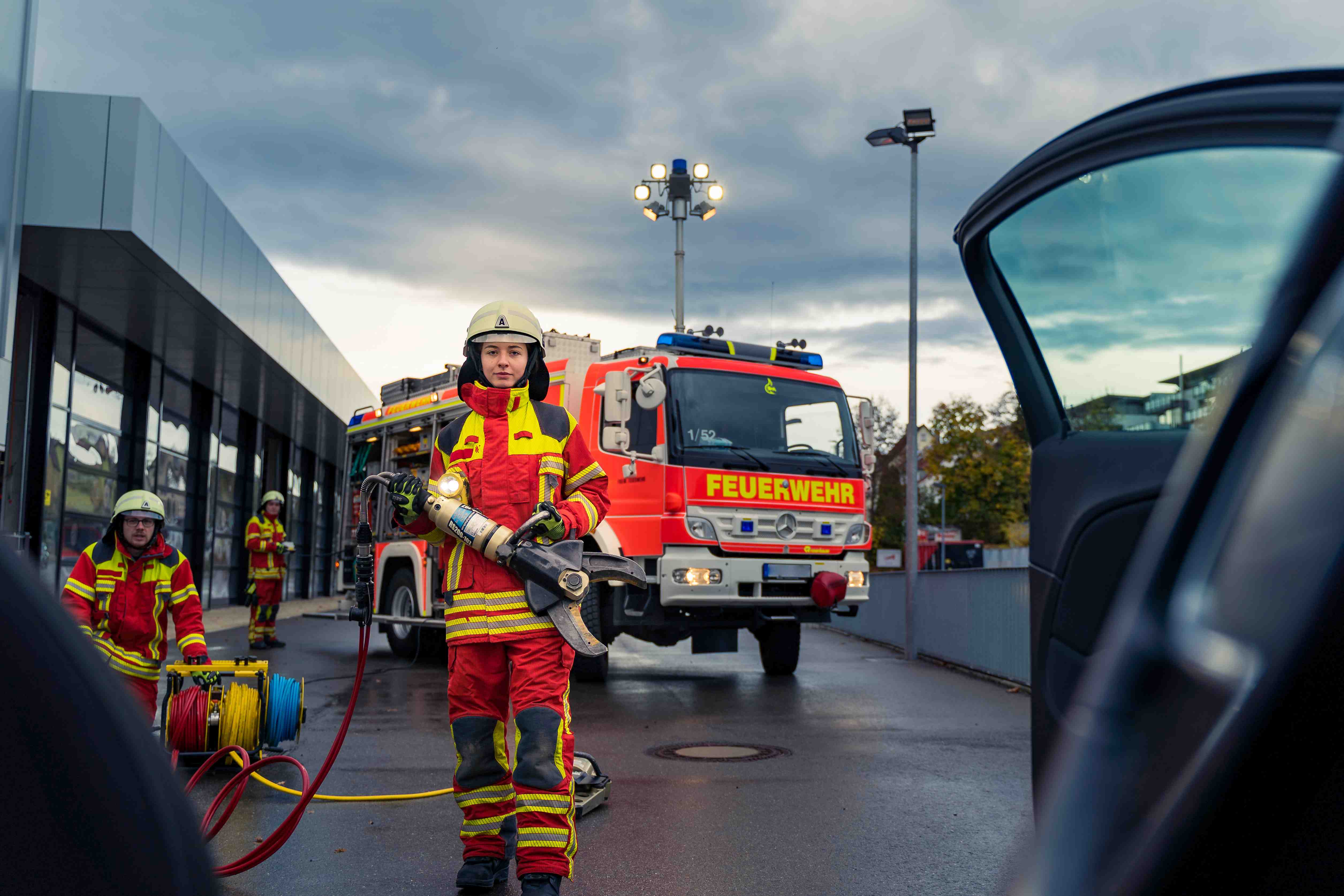 Technische Hilfeleistung: Kategoriebild Feuerwehrteam mit technischem Werkzeug