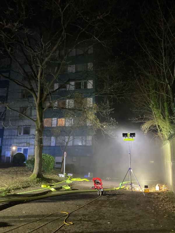 FW-MH: PKW brennt in Tiefgarage