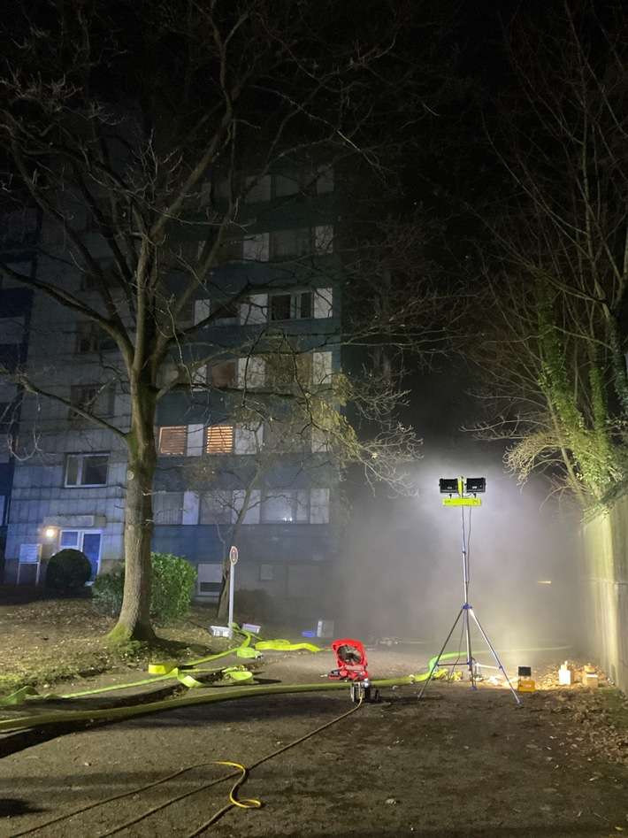 FW-MH: PKW brennt in Tiefgarage