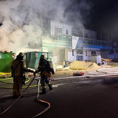 FW-RS: Baucontainerbrand mit Überschlag auf Garagendach