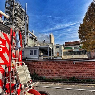 FW-NE: Feuer in Industriehalle im Neusser Hafengebiet | Maschinenbrand greift auf Dach über | Zwei Personen verletzt